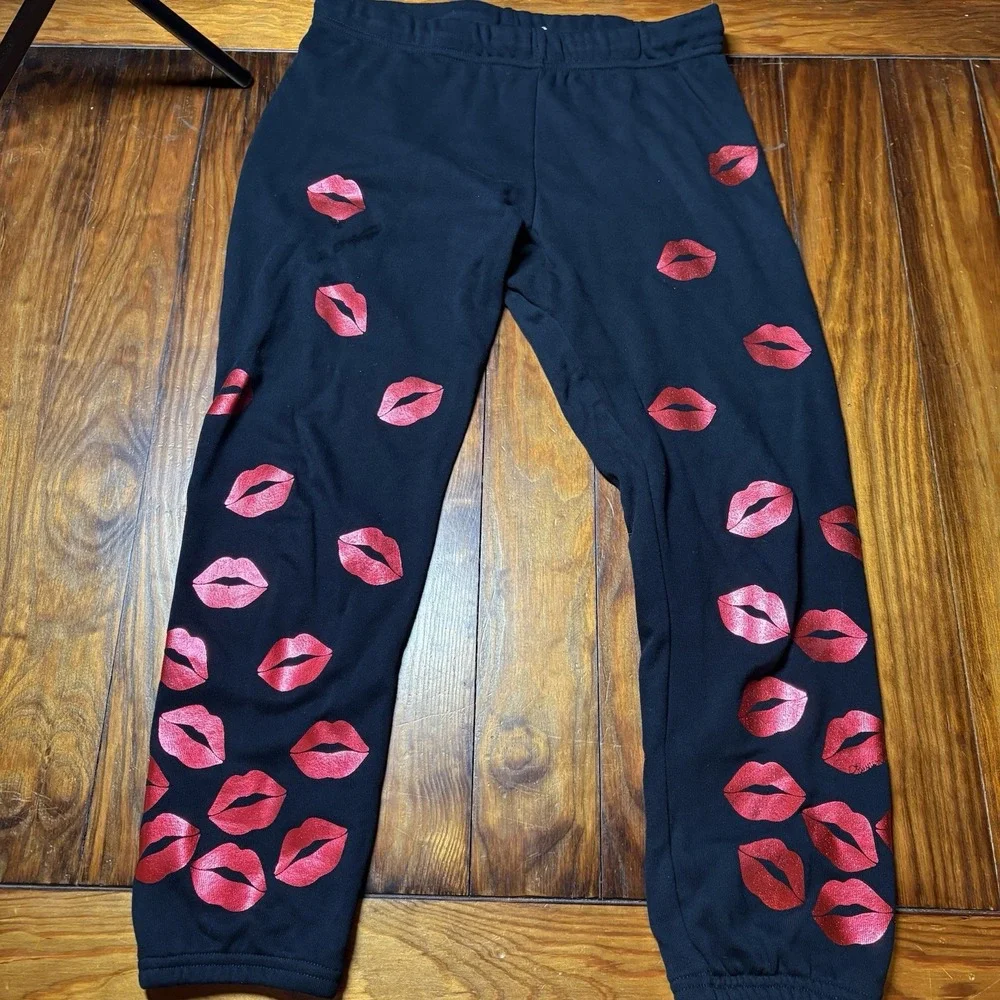 Lauren Moshi Shae Red Foil Scattered Lips sweatpants Sz XS Kisses A1640